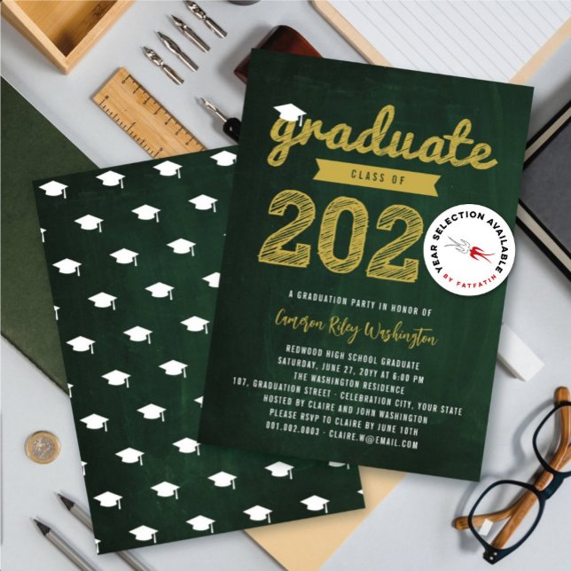 Convites Partido do Formando de Quadro Retroativo do Desenh (2025 Gold Graduate Sketch Retro Green Chalkboard Graduation Party Invitation @ fatfatin)