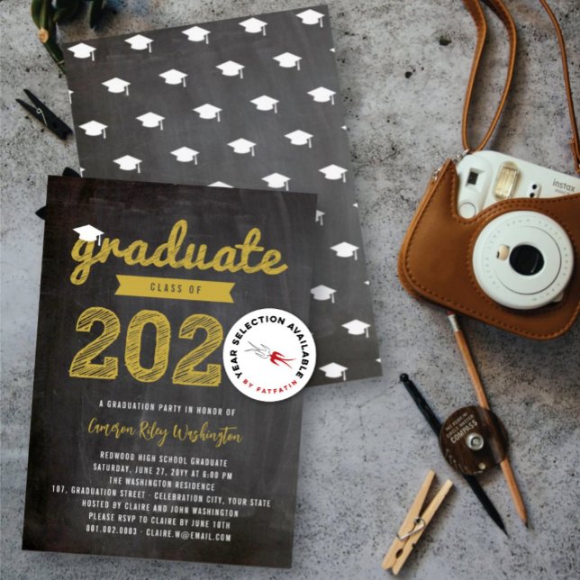 Convites Partido do Formando de Quadro Retroativo do Desenh (2025 Gold Graduate Sketch Retro Black Chalkboard Graduation Party Invitation @ fatfatin)