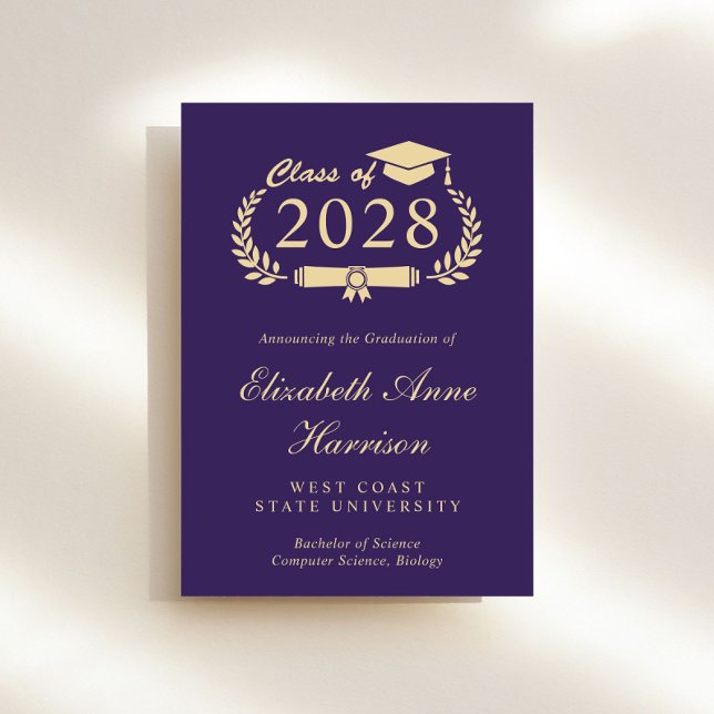 Convites Partido do Formandos Roxo de Script Elegante (An elegant collage graduation party invitation to celebrate the graduate's achievements)