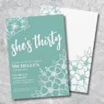 Convites Partido Elegante 30 aniversário de 30 anos<br><div class="desc">Elegante 30 Turquoise, Convite de festas de Teal aniversário de 30 anos. Um divertido, mas elegante, 50º convite de aniversário com tartaruga ou azul-lacrimejante e flores brancas para os jovens no coração. Um padrão de flor brincalhão enquadra uma tipografia de script "ela tem trinta anos" misturada com uma fonte mais...</div>