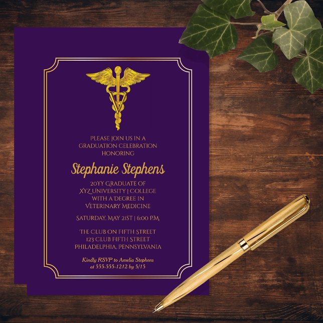 Convites Partido Elegante da Medicina Veterinária Dourada R (Elegant Purple | Gold Tone Veterinary Medicine Vet School Graduation Party Invitation Print Digital)