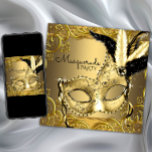 Convites Partido Mascarada Negro e Dourado<br><div class="desc">Convite de festas preto e mascarada de ouro com uma máscara elegante de penas pretas e douradas sobre um belo fundo preto e rolo dourado. Este belo e elegante convite de festas preto e ouro é facilmente personalizado para o seu evento adicionando detalhes do evento, estilo de fonte, tamanho de...</div>