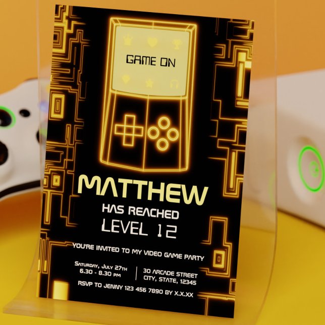 Convites Partido Moderno dos Jovens Jovens de Nível Amarelo (Yellow Glow Video Game Console Birthday Party Invitation)