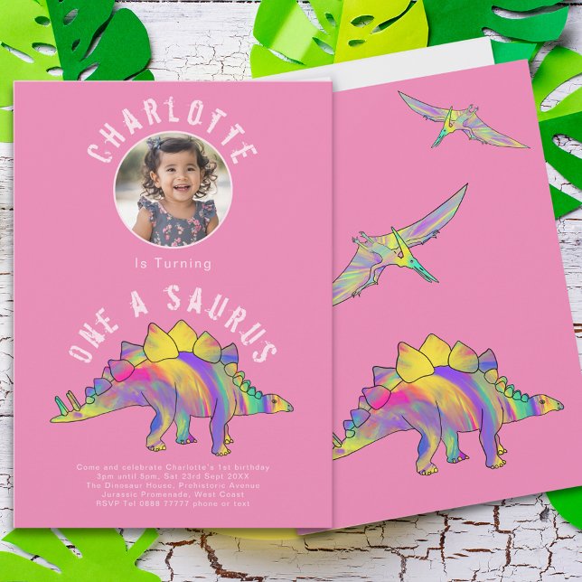 Convites Partido primeiro aniversario Dinossauro Rosa (Dinosaur 1st birthday party pink invitation with photo template colorful watercolor stegosaurus )
