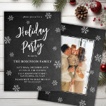 Convites Partido Rustic Chalkboard Snowflake Photo Holiday<br><div class="desc">Rustic Chalkboard Snowflakes Script Photo Holiday Party Invtions é perfeito para um evento de Natal Russo. Apresenta um texto de "Festa Feriada" em um script de pincel bonito com letra de mão no fundo do quadro negro. Uma foto da família atrás. Fácil de personalizar com seu nome e detalhes da...</div>