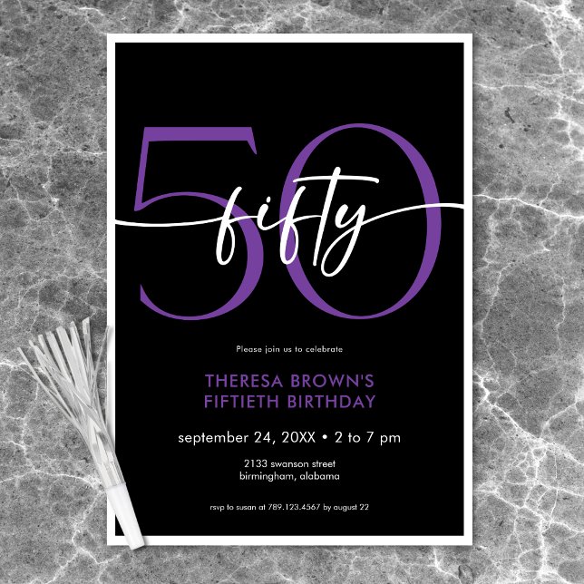 Convites Parto Mínimo Moderno 50 Script Aniversário (Modern Minimal Purple Fifty Script Birthday Invitation)