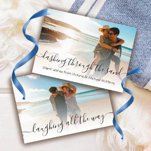 Convites Passando pela placa de férias tropical de areia