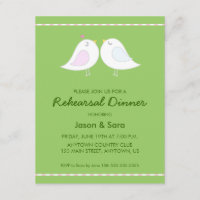 Pássaros bonitos do amor no jantar de ensaio verde