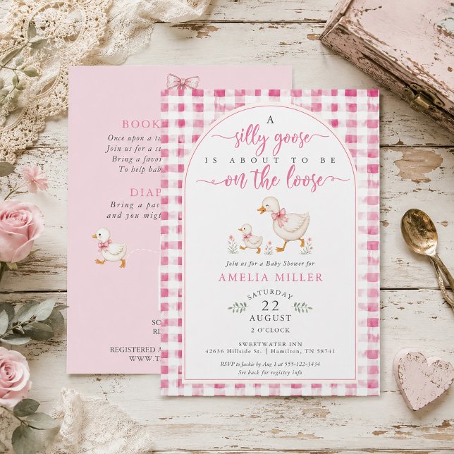 Convites Pato Tolo à Solta Chã de Bebê Rosa Xadrez (Silly Goose on the Loose Pink Gingham Baby Shower Invitation)