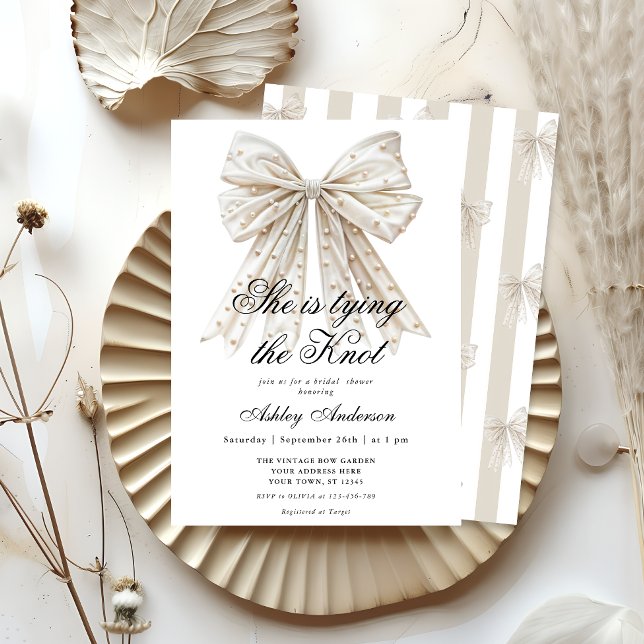 Convites Pearl Bow Ela está amarrando o chuveiro nobre (Criador carregado)