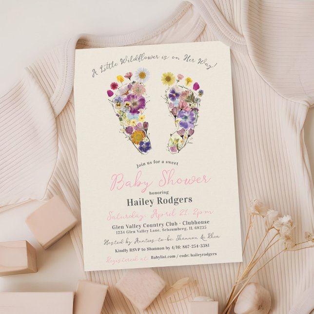 Convites Pegadas de flor selvagem Beige Baby Girl Chá (Little Wildflower Baby in Bloom beige pink gingham floral footprints baby girl shower invitation)