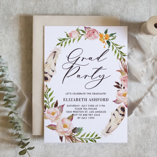Convites Penas da Boêmia e Graduação Floral de Ferro (Customizable boho graduation invitation featuring watercolor flowers and feathers wreath. )