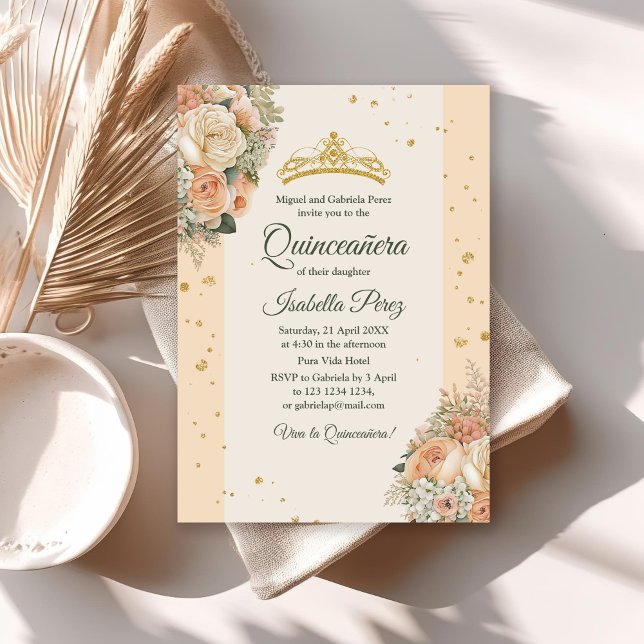Convites Pêonias e Glitter Tiara Quinceanera Convidam (Peach Peonies and Glitter Tiara Quinceanera Invite on a white table with neutral decor.)