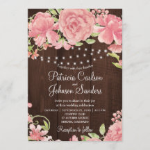 Pêonias rosas e rosas, roxas e luzes na madeira do