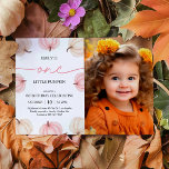 Convites Pequena Abóbora Transformando Uma Foto De Aniversá<br><div class="desc">Capture o encanto do seu primeiro aniversário com um **Little Pumpkin Turning One Birthday Photo Invitation**. Este adorável convite apresenta um tema de abóbora doce, perfeito para uma celebração do outono. Personalize-o com a fotografia do seu filho para adicionar um toque pessoal, convidando amigos e familiares a juntarem-se às festividades....</div>