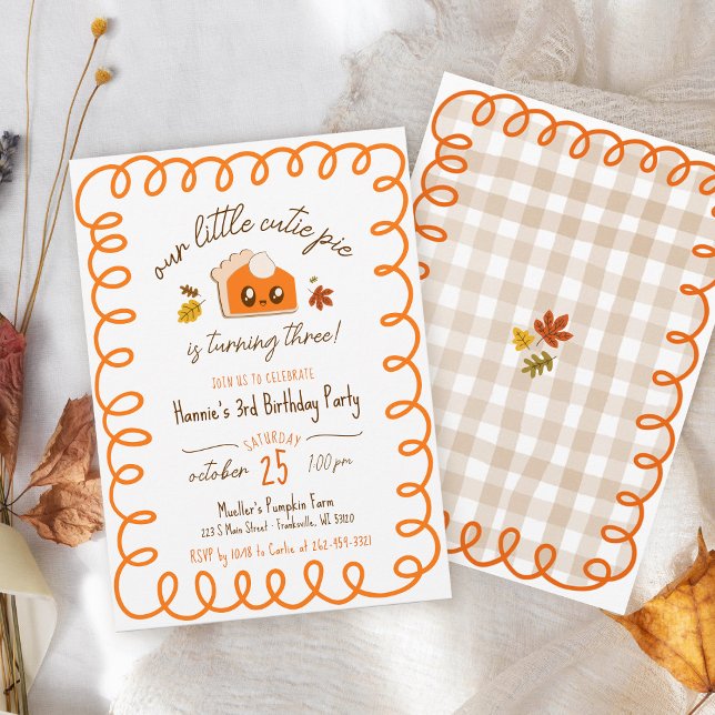 Convites Pequena Festa de aniversário de queda na mão da to (Cute Little Cutie Pie pumpkin spice season Fall leaves hand drawn gingham birthday party invitation )