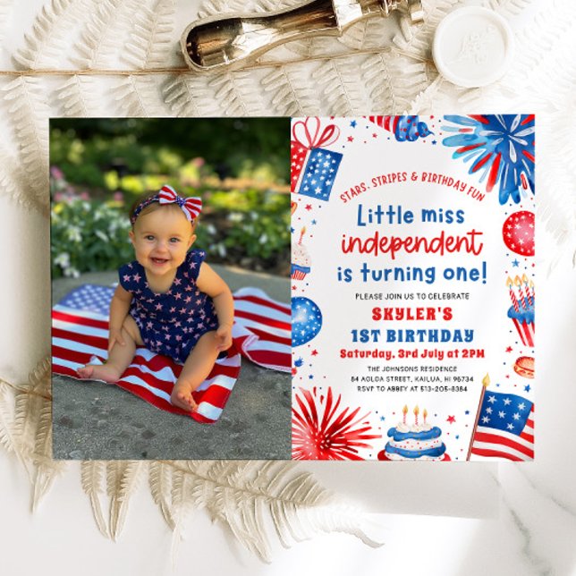 Convites Pequena Miss Independente 4 de julho primeiro aniv (Watercolor Fireworks Patriotic Little Miss Independent 4th of July Girl 1st Birthday Invitation)