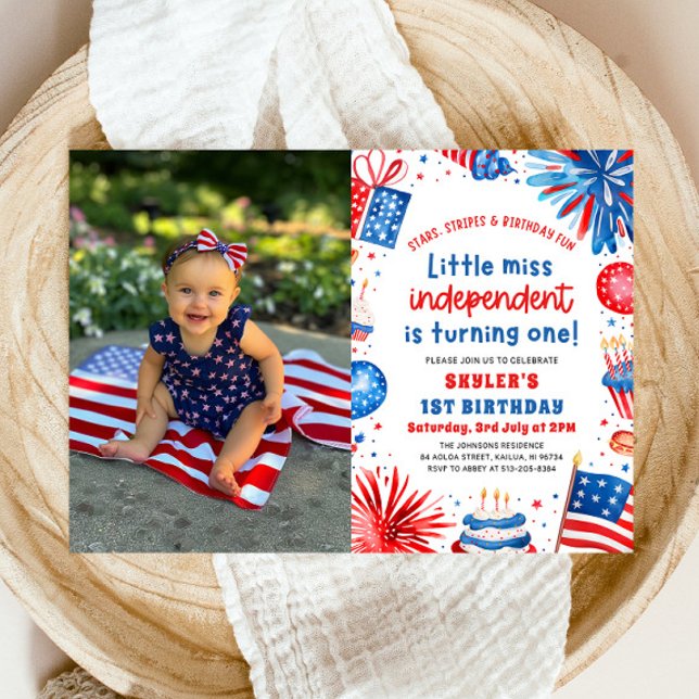 Convites Pequena Miss Independente 4 de julho primeiro aniv (Watercolor Fireworks Patriotic Little Miss Independent 4th of July Girl 1st Birthday Invitation)