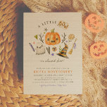 Convites Pequeno Chá de fraldas Boo Halloween Pumpkin<br><div class="desc">Este belo convite para chás de fraldas com tema de queda apresenta elementos de coloração d'água pintados à mão contra um fundo de latas de madeira branca. A ilustração inclui uma abóbora, um fantasma, um chapéu de mago, doces, estrelas, corações e muito mais! Os detalhes da festa aparecem abaixo na...</div>