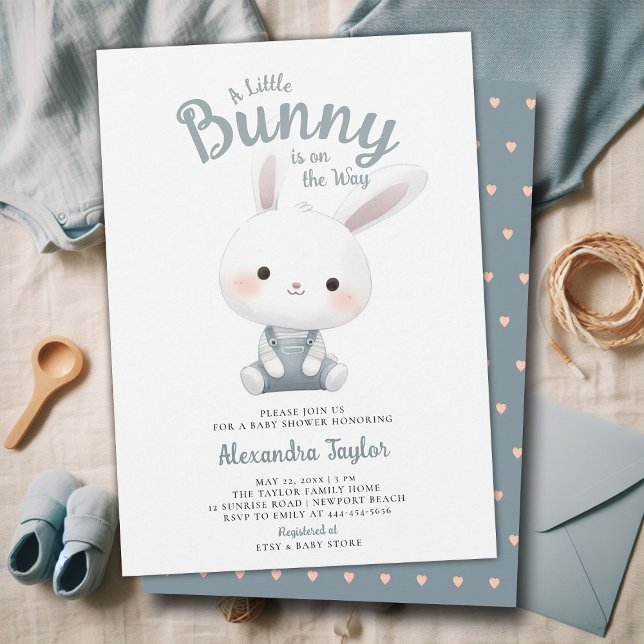 Convites Pequeno coelhinho, Chá de bebê do jardim bonito (a little bunny baby boy shower invitation springtime easter garden picnic dusty blue overalls sweet)