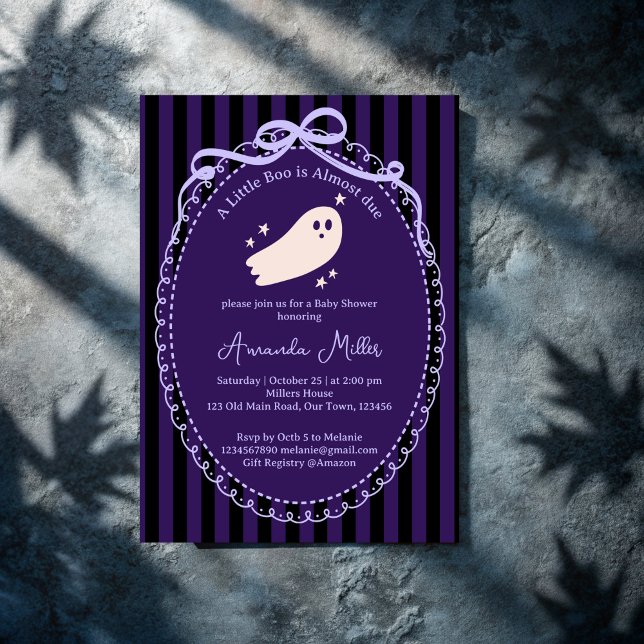 Convites Pequeno fantasma bonitinho chá de fraldas de Hallo (Little boo cute ghost Halloween baby shower Invitation cards template purple stripes retro bow borde)