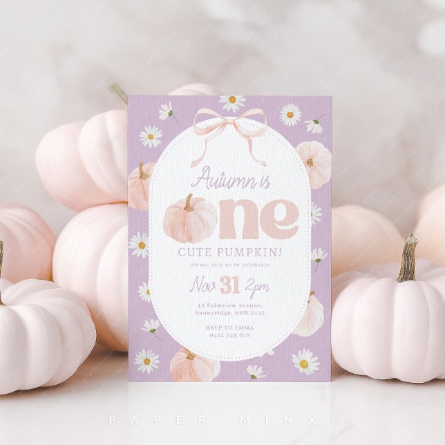 Convites Pequeno primeiro aniversario de Abóbora Ursa Arco  (One Cute Pumpkin! Girl's 1st birthday invitation with purple background, pumpkins and daisy flowers.)