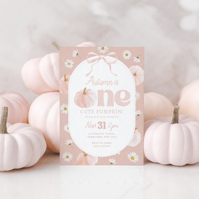 Convites Pequeno primeiro aniversario de Abóbora Visita Arc (One Cute Pumpkin Girl's 1st birthday Invitation in pink with pumpkins, daisies and bow. )