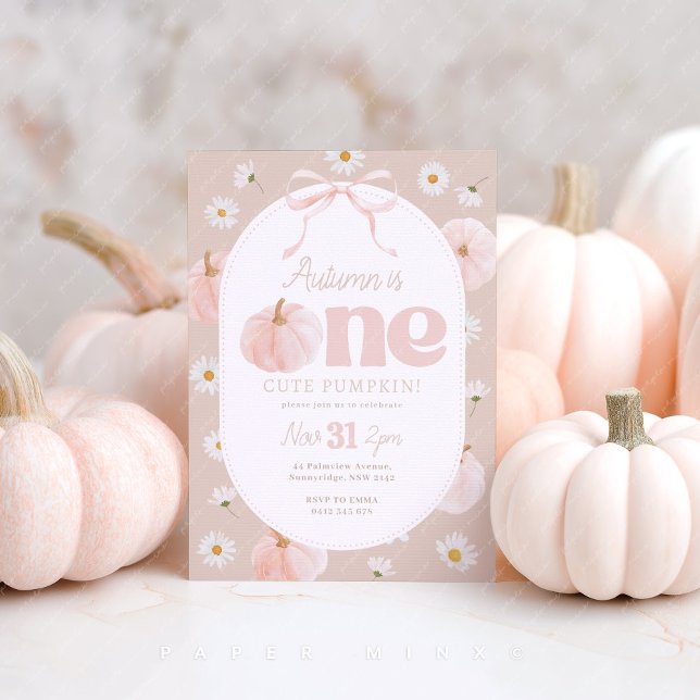 Convites Pequeno primeiro aniversario de Abóbora Visita Arc (One cute pumpkin! Girl's 1st birthday invitation neutral background pumpkins, daisy flowers and bow)