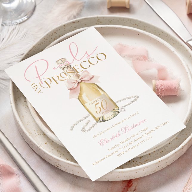 Convites Pérolas Elegantes e Laço Rosa Prosecco para Aniver (Elegant Pearls & Prosecco Pink Bow 50th Birthday Invitation)