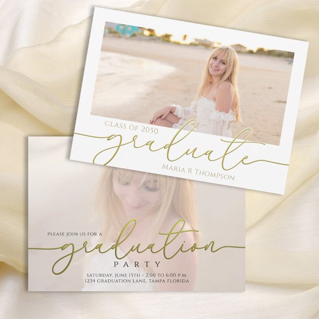 Convites Personalização Elegante de Foto para Graduação de  (Graduation photo invitation template with elegant gold calligraphy script. )