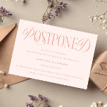 Convites Pêssego de Atualização de Casamento Adiado da Eleg<br><div class="desc">Adiar um grande evento como o seu casamento pode ser estressante,  mas você ainda pode olhar na moda com esta safra e mudança minimalista de planos modelo. Diz "Adiado" na fonte de tipografia na moda,  no topo,  com um pouco de coração. O fundo é pêssego.</div>