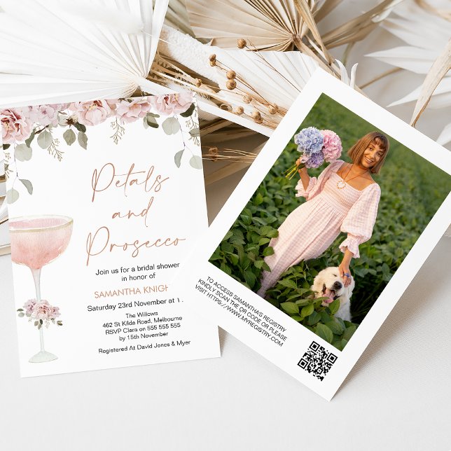 Convites Petals Prosecco Blush Floral Chá de panela de Códi (Boho blush floral petals and prosecco bridal shower invitation with glass and QR code.)