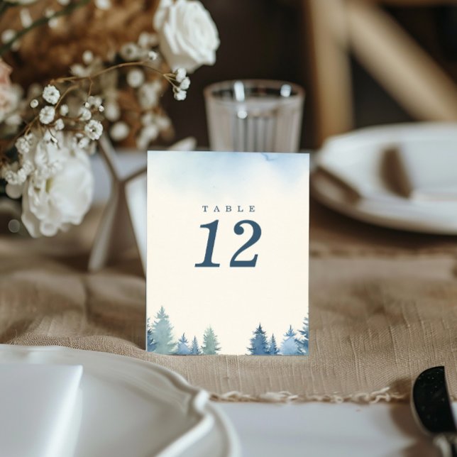 Convites Pinheiros de inverno bonito - número da mesa azul (Minimalist, elegant winter pine trees wedding reception table number card)