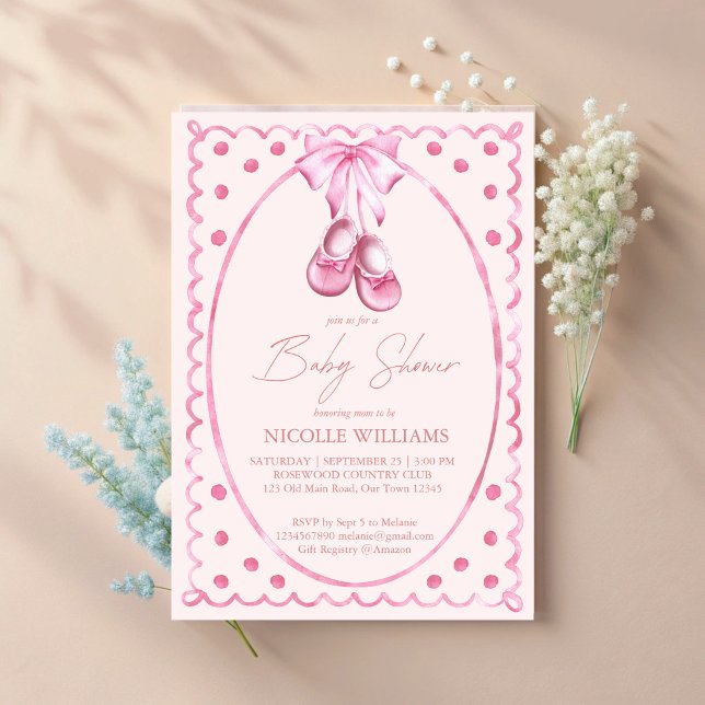 Convites Pink bow baby shoes coquette elegant baby shower (Pink bow baby shoes coquette elegant baby shower invitation cards template hand drawn wavy border)