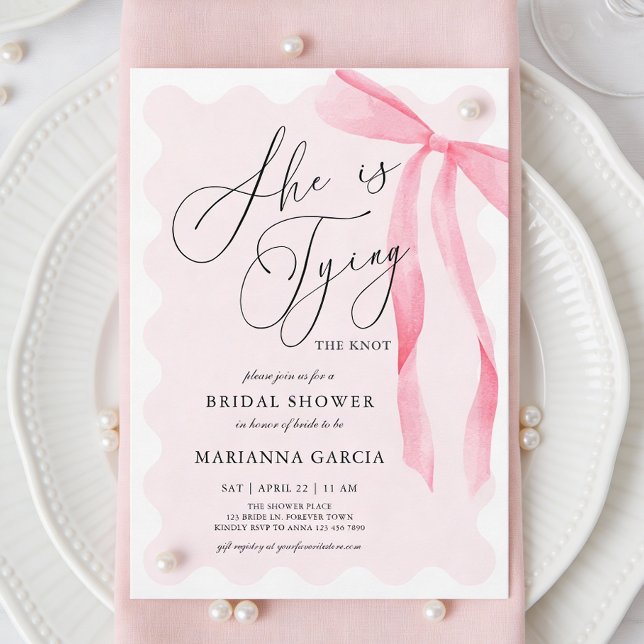 Convites Pink Bow She is Tying the Knot Bridal Shower (Front of invite shown in 5 x 7 inches, choose size, paper, and corner style.)