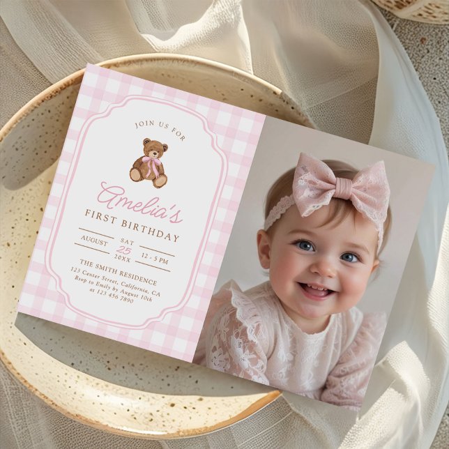 Convites Pink Gingham Teddy Bear Beary First Birthday Photo (Criador carregado)