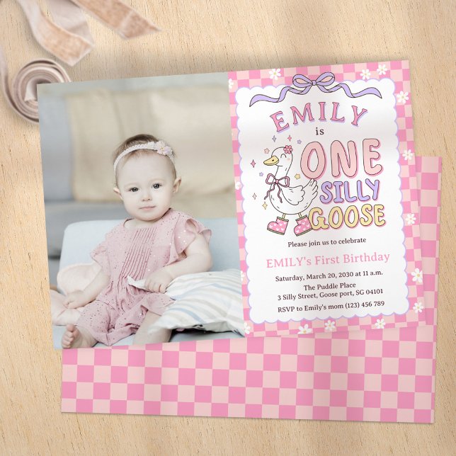 Convites Pink One Silly Goose - Girl First Birthday Photo (Pink One Silly Goose - Retro Girl First Birthday Photo Invitation.)