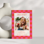 Convites Pink Orange Checkerboard Sweet 16 Party Photo<br><div class="desc">Padrão de Quadro de Verificação Cor-de-Rosa e Laranja Doce Convite Fotográfico de 16 Festas - A IDADE É EDITÁVEL</div>