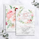 Convites Pink Peony Wreath Rosa Dourado Marble Typografia 8<br><div class="desc">Mãos para baixo meu design favorito de todos os tempos até hoje, este maravilhoso convite de aniversário mostra as flores de aquarela mais bonitas que já vi - tão realistas que parecem fotos! Uma coroa de peões cor-de-rosa e astilbe, dahlias, bolas de allium, galhos de eucalipto e um delicado crisântemo...</div>