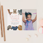 Convites Pink Young Wild e Três Foto de Aniversário Safari<br><div class="desc">Os animais safari de menina bonita e divertida enfocam o convite de festas aniversário de 3 anos com ilustração de animais safari de girafa, leopardo-da-neve, rinoceronte, leão, elefante e zebra. O texto diz "jovem, selvagem e três." Perfeito para a festa de aniversário de uma garota. Você pode adicionar a foto...</div>