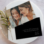 Convites Placa de ponte de foto desbotada branca branca<br><div class="desc">Esta carta branca e esmaecida de foto-Bridesmaid é perfeita para a sua proposta clássica e simples de partido de preto e branco, minimamente moderna, de "boho bridal". A design apresenta uma caligrafia elegante, delicada e romântica escrita à mão com tipografia formal do chique. O olhar vai correr bem em qualquer...</div>