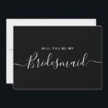 Convites Placa de Proposta Mínima de White Bridesmaid Preta<br><div class="desc">Proposta de Bridesmaid da Caligrafia Branca e Negra Moderna Minimalista. Cartão de pedido e convite do partido de noiva. Apresenta fontes personalizadas de tendências e scripts de na moda.</div>