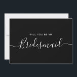Convites Placa de Proposta Mínima de White Bridesmaid Preta<br><div class="desc">Proposta de Bridesmaid da Caligrafia Branca e Negra Moderna Minimalista. Cartão de pedido e convite do partido de noiva. Apresenta fontes personalizadas de tendências e scripts de na moda.</div>