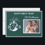 Convites Placa de Relógio de Fotografias do Feliz ano novo<br><div class="desc">Fácil de mudar o ano deste Feliz ano novo Script fotográfico Colagem Cartão de Feriado Multifotográfico — com script moderno — o ano soletrado com o "auxílio" de um relógio — e quatro de suas fotos favoritas — uma na frente e três no verso. É uma forma feliz e alegre...</div>