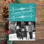 Convites Placa plana de fotos de Feriado de Chalkboard Plan<br><div class="desc">Placa plana de fotos de feriado do quadro de chalkboard elegante e na moda em turquesa, com borda de deco artístico e um quadro de tendências. Este cartão com fotos chic e de moda é fácil de personalizar com uma fotografia familiar encantadora e uma saudação de Natal personalizada. Clique em...</div>