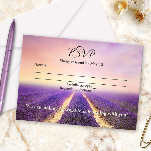 Convites Placa RSVP de Casamento de Campo da Flor lavanda (Wedding RSVP card featuring a painting of a lavender flower field in dreamy lilac, violet and purple)