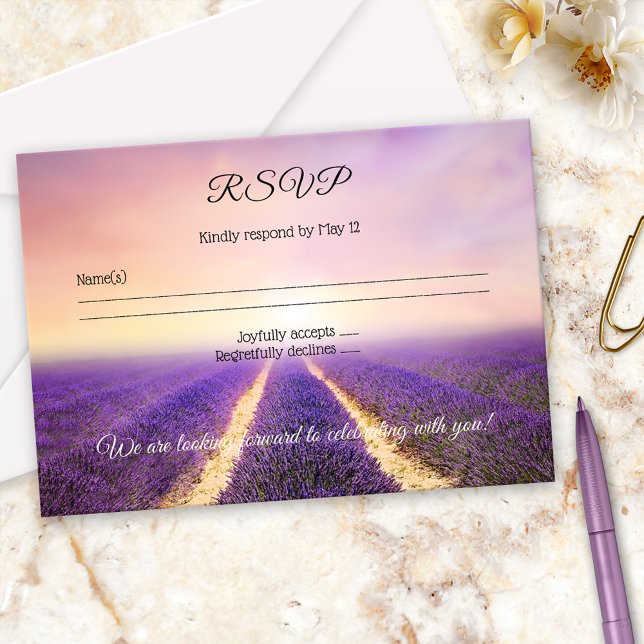 Convites Placa RSVP de Casamento de Campo da Flor lavanda (RSVP card featuring a painting of a lavender flower field in dreamy purple, lilac and lavender)