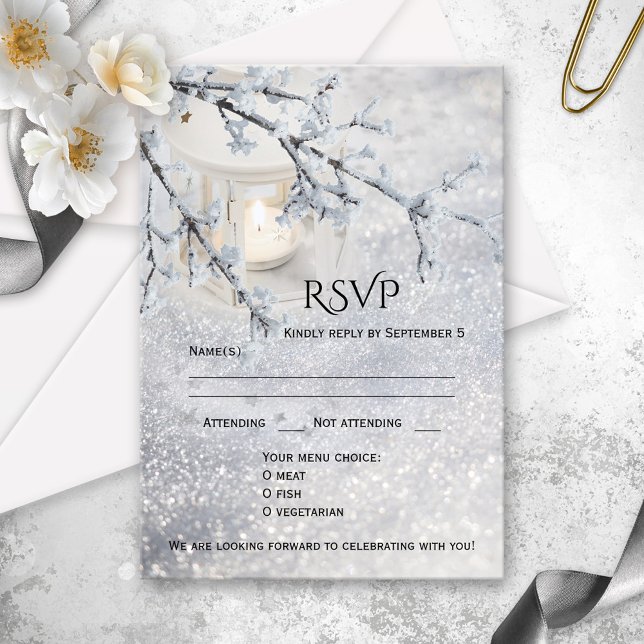 Convites Placa RSVP de Casamento no inverno de Neve Esponte (RSVP card showing a candle lit lantern in sparkling white snow with a snow covered tree branch)