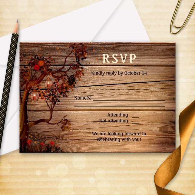 Convites Placa RSVP do Casamento outono de Luzes Românticas (RSVP card featuring an autumn tree with fall leaves, roses and candle lit lanterns on rustic wood)