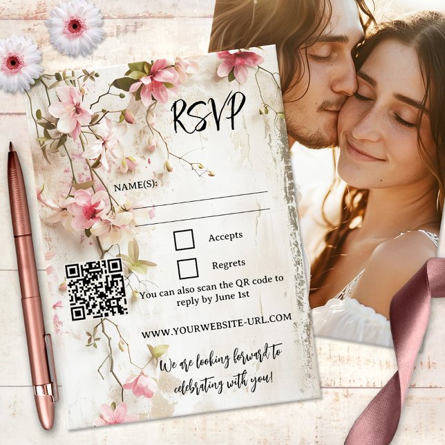 Convites Placa RSVP Floral Rosa Rustica Boho Chic (Boho chic RSVP card featuring watercolor pink flowers on a rustic background, with QR code)